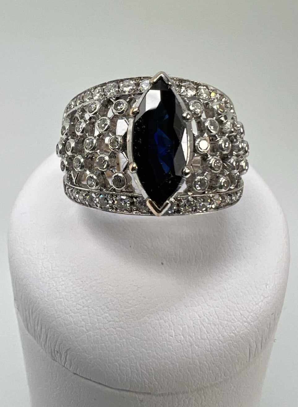 Anello a fascione in oro bianco 750/°°° con Zaffiro e Diamanti taglio brillante.