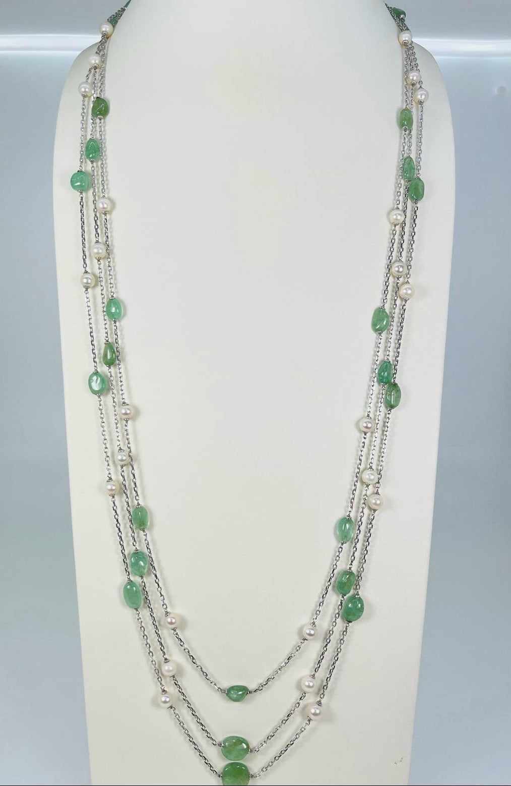 Elegante collana a più fili in oro bianco 750/°°° Smeraldi e Perle.