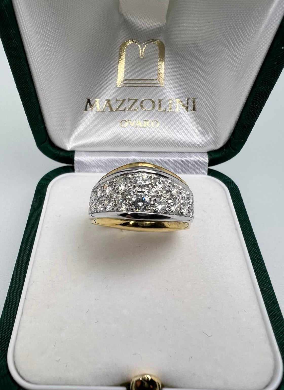 Anello in oro 750/°°° a due colori con Diamanti taglio brillante.
